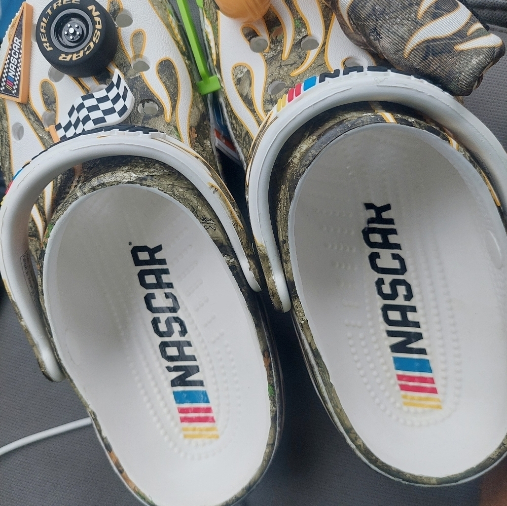 New With Tags Nascar Crocs W/ Cup Holder M4 W6 Nascar + Realtree - Picture 6 of 8